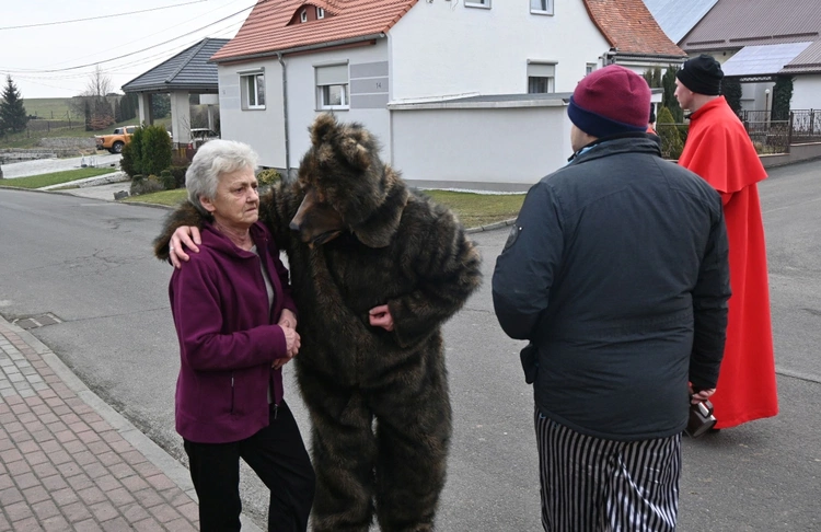 Przez Ostrożnicę z niedźwiedziem