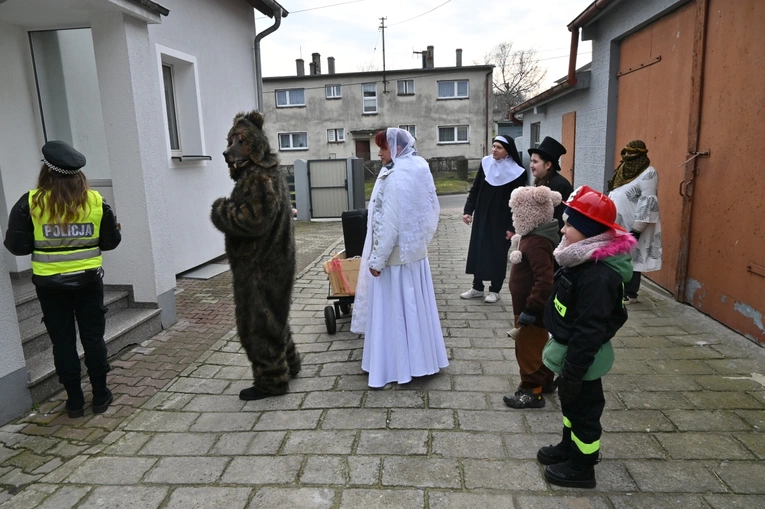 Przez Ostrożnicę z niedźwiedziem