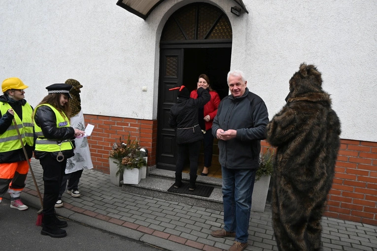 Przez Ostrożnicę z niedźwiedziem