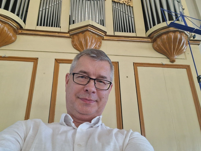 Przed Dniem Chorego. Pani Ula słucha śpiewu wielickiego organisty