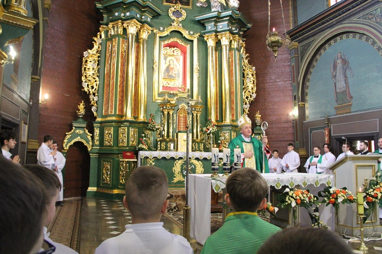 Dąbrowa Tarnowska. Poświęcenie odnowionego ołtarza, obrazu i ambony