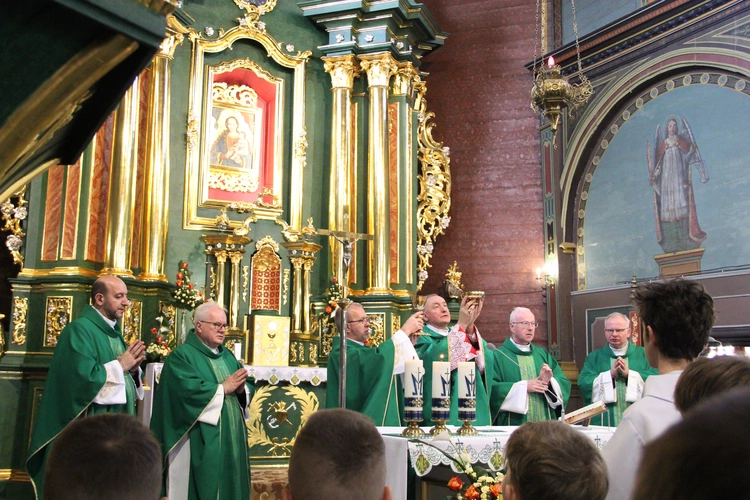 Dąbrowa Tarnowska. Poświęcenie odnowionego ołtarza, obrazu i ambony