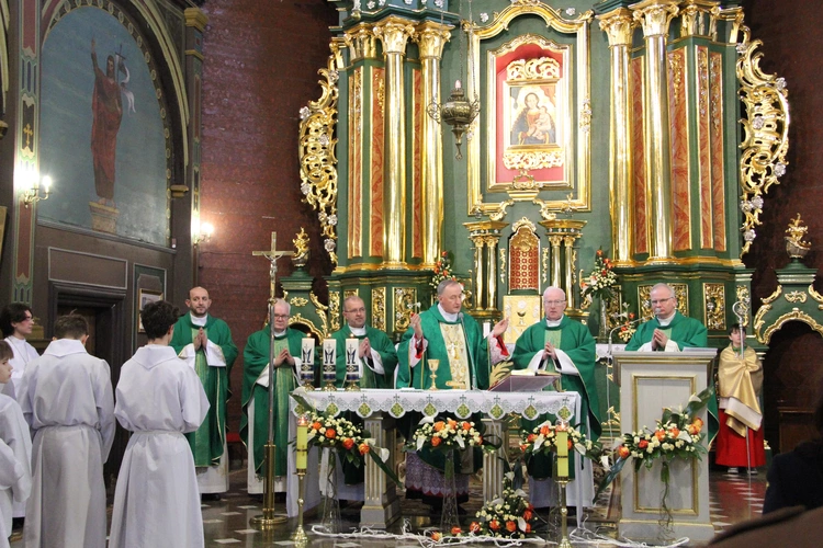 Dąbrowa Tarnowska. Poświęcenie odnowionego ołtarza, obrazu i ambony