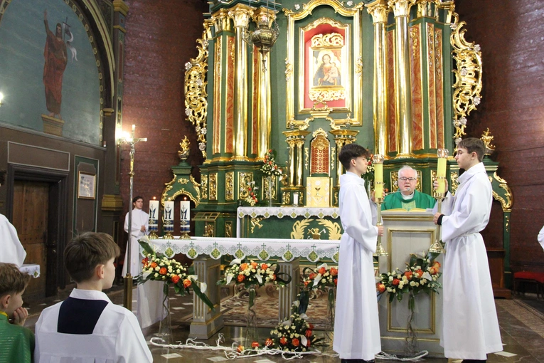Dąbrowa Tarnowska. Poświęcenie odnowionego ołtarza, obrazu i ambony