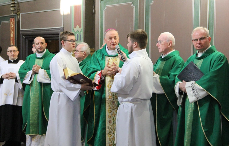 Dąbrowa Tarnowska. Poświęcenie odnowionego ołtarza, obrazu i ambony