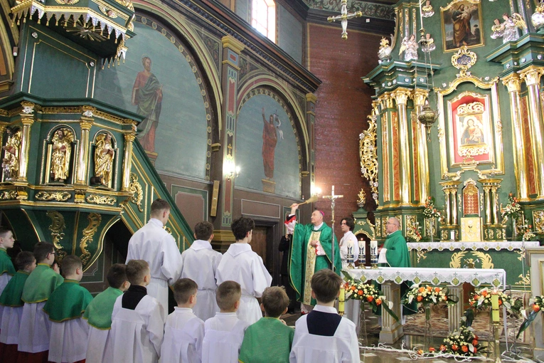 Dąbrowa Tarnowska. Poświęcenie odnowionego ołtarza, obrazu i ambony