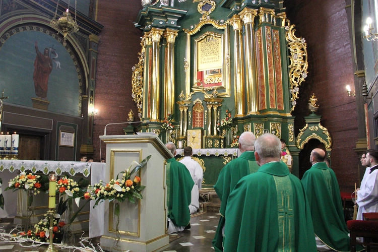 Dąbrowa Tarnowska. Poświęcenie odnowionego ołtarza, obrazu i ambony