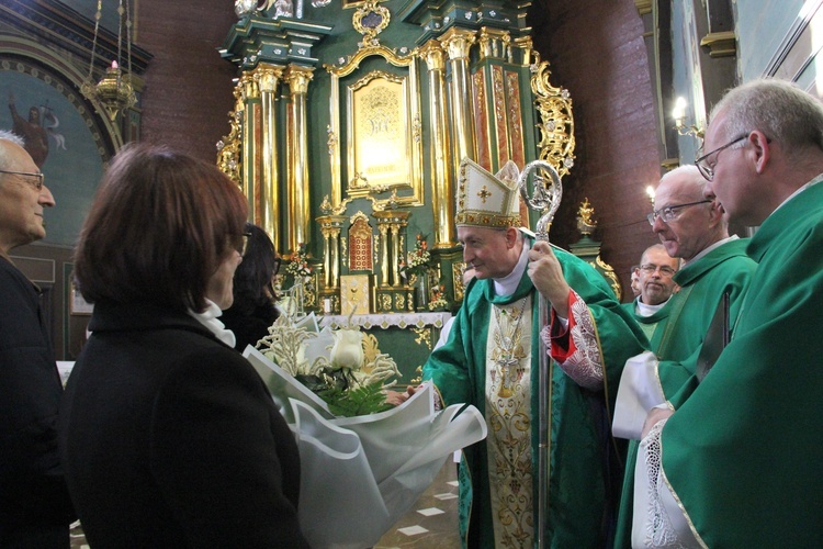 Dąbrowa Tarnowska. Poświęcenie odnowionego ołtarza, obrazu i ambony