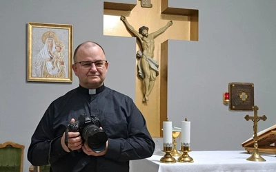 - Obowiązujące przepisy liturgiczne wymagają ukończenia takiego kursu przez fotografów i operatorów sprzętu audiowizualnego, którzy pragną dokumentować celebracje liturgiczne - mówi ks. Stanisław Piekielnik.