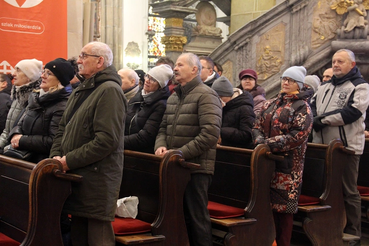 Abp Józef Kupny do chorych: trzymajcie się blisko Jezusa i naśladujcie Go