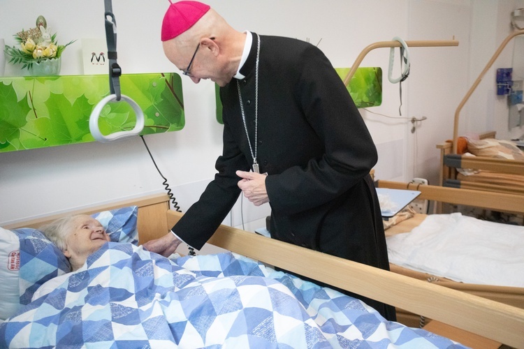 Abp Adrian Galbas w Hospicjum Caritas