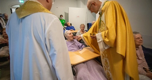 Abp Adrian Galbas w Hospicjum Caritas
