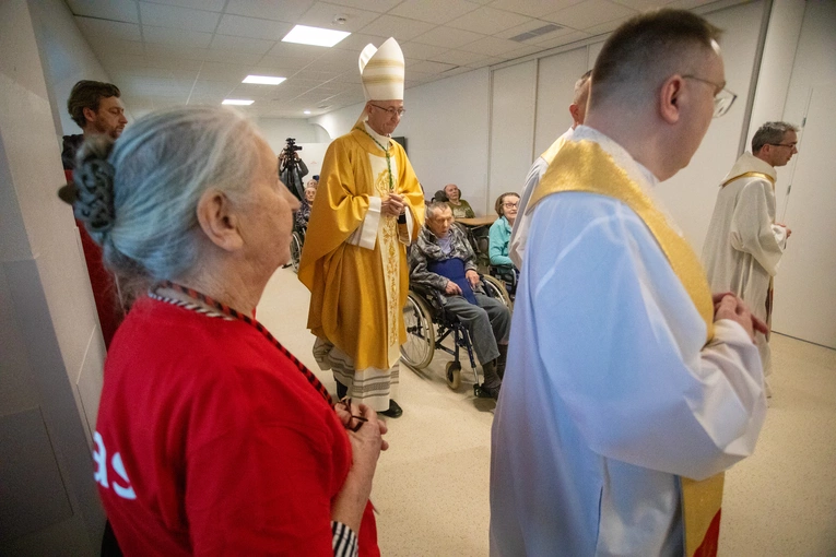 Abp Adrian Galbas w Hospicjum Caritas