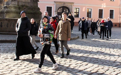 Młodzież ze Żmigrodu przeszła Szlak Nadziei z bp. Maciejem Małygą