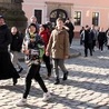 Młodzież ze Żmigrodu przeszła Szlak Nadziei z bp. Maciejem Małygą