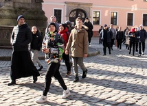 Młodzież ze Żmigrodu przeszła Szlak Nadziei z bp. Maciejem Małygą