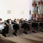 Nastolatki ze Żmigrodu na Szlaku Młodych z biskupem