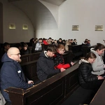 Nastolatki ze Żmigrodu na Szlaku Młodych z biskupem