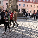 Nastolatki ze Żmigrodu na Szlaku Młodych z biskupem