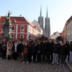 Nastolatki ze Żmigrodu na Szlaku Młodych z biskupem