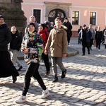 Nastolatki ze Żmigrodu na Szlaku Młodych z biskupem