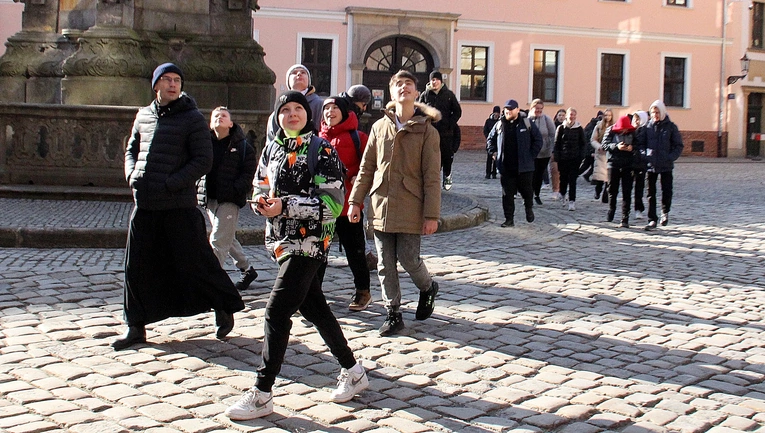 Nastolatki ze Żmigrodu na Szlaku Młodych z biskupem