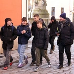 Nastolatki ze Żmigrodu na Szlaku Młodych z biskupem