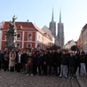 Nastolatki ze Żmigrodu na Szlaku Młodych z biskupem