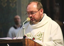 – Na co dzień jestem świadkiem, jak ludzie przez wytrwałą modlitwę wypraszają tu łaski, jak po cichu jednają się z Bogiem i akceptują swój życiowy krzyż – mówi duchowny.