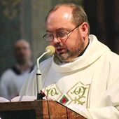 – Na co dzień jestem świadkiem, jak ludzie przez wytrwałą modlitwę wypraszają tu łaski, jak po cichu jednają się z Bogiem i akceptują swój życiowy krzyż – mówi duchowny.