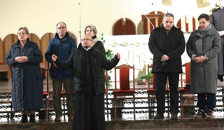 	Ekipa katechistów głoszących u Niepokalanej katechezy z ks. Andrzejem Ignarskim.