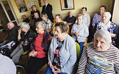 	Mieszkańcy rodzinnego domu opieki cieszyli się z nowego miejsca modlitwy.