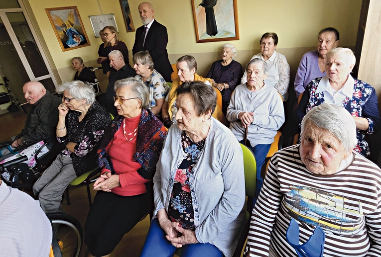 	Mieszkańcy rodzinnego domu opieki cieszyli się z nowego miejsca modlitwy.