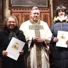 	Elżbieta Gauden (z lewej) i Wiesława Kordos (z prawej) z abp. Józefem Kupnym.