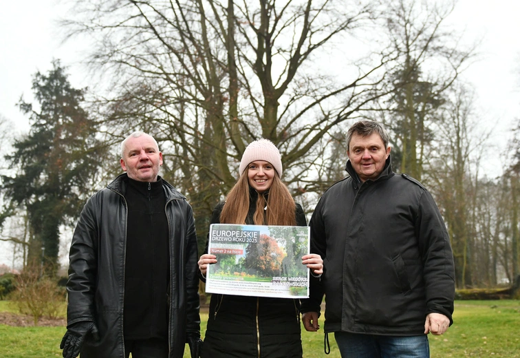 	Do udziału w głosowaniu zachęcają (od lewej) proboszcz ks. Jan Krawczyk, Anna Gomułka, prezes fundacji, i Józef Płocha, właściciel zespołu parkowo-pałacowego w Dalkowie.