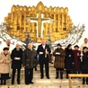 Rodzice kapłanów i sióstr z ks. Sławomirem Rakiem (z lewej) i ks. Arkadiuszem Wolskim.