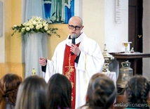 	Ks. Andrzej Waszczuk SDS podczas Mszy Świętej w parafii w Witebsku.