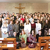 Uczestnicy kursu w kaplicy ośrodka w Dąbrówce.