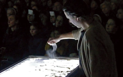 	Artystka przy pracy podczas spotkania w Andrychowie.