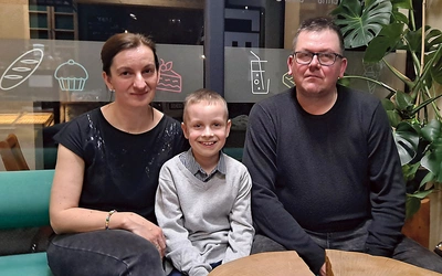 	Dominik z mamą Mariolą i tatą Tadeuszem w kawiarni Dobra Nasza.