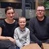 	Dominik z mamą Mariolą i tatą Tadeuszem w kawiarni Dobra Nasza.