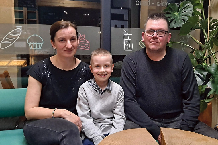 	Dominik z mamą Mariolą i tatą Tadeuszem w kawiarni Dobra Nasza.