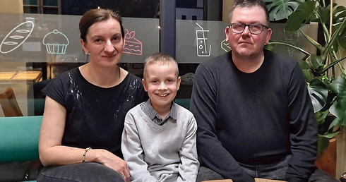 	Dominik z mamą Mariolą i tatą Tadeuszem w kawiarni Dobra Nasza.