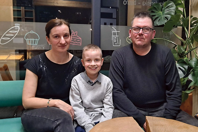 	Dominik z mamą Mariolą i tatą Tadeuszem w kawiarni Dobra Nasza.