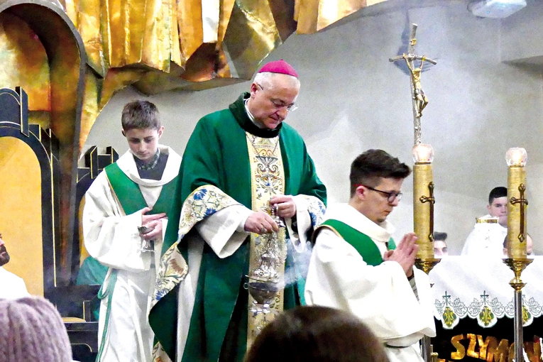 	Hierarcha uczestniczył w modlitwie u salwatorianów.