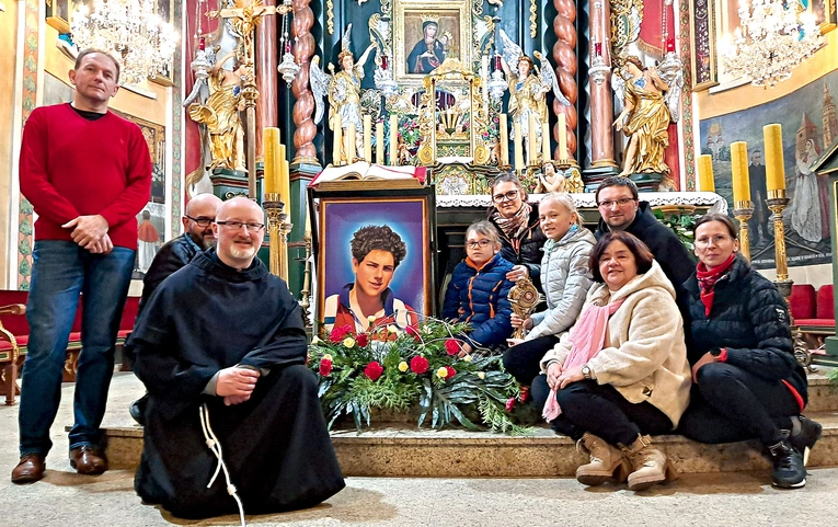 	Reprezentacja szkoły w Rychwałdku z peregrynującym relikwiarzem.