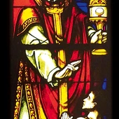 	Witraż w kościele św. Bartłomieja w Gliwicach: „Św. Walenty” (350 x 70 cm), Georg Schneider, Ratyzbona, 1910–1911 r. 