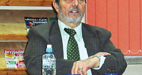 	Profesor Jerzy Samp napisał kilkadziesiąt książek, na których łamach promował rodzinne miasto i Kaszuby.