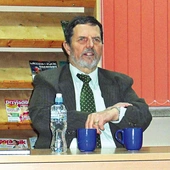 	Profesor Jerzy Samp napisał kilkadziesiąt książek, na których łamach promował rodzinne miasto i Kaszuby.