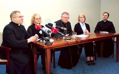 Uczestnicy konferencji (od lewej): ks. Dawid Andryszczak, Anna Krawczyk, bp Krzysztof Zadarko, Regina Wasilewska-Kita, ks. Łukasz Bikun.